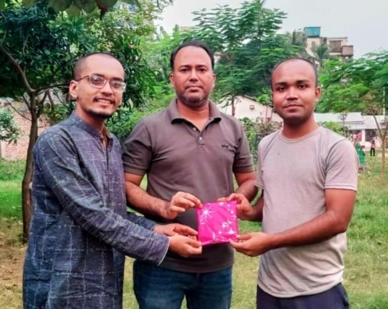 কুইজ প্রতিযোগিতায় বিজয়ীদের হাতে পুরস্কার তুলে দিলেন উপদেষ্টা  এডভোকেট অপূর্ব বড়ুয়া চৌধুরী